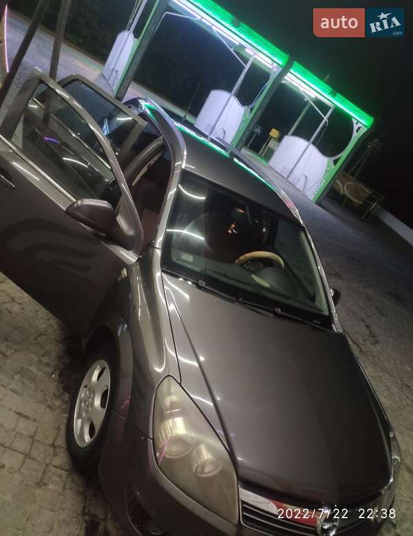 Універсал Opel Astra 2010 в Золочеві