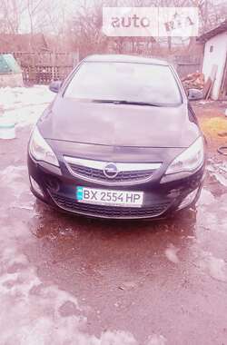 Седан Opel Astra 2010 в Романове