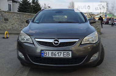 Универсал Opel Astra 2011 в Полтаве