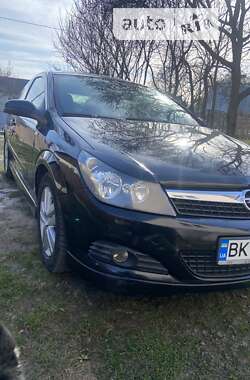 Купе Opel Astra 2008 в Остроге