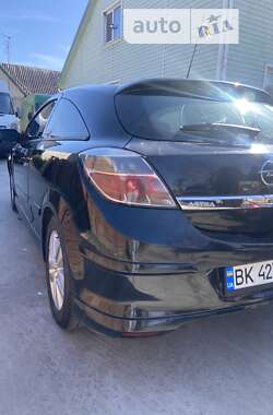 Купе Opel Astra 2008 в Остроге