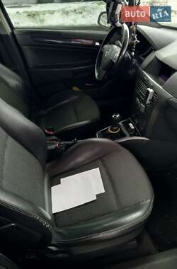 Хэтчбек Opel Astra 2004 в 