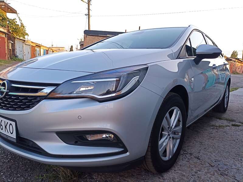 Универсал Opel Astra 2016 в Вишневом