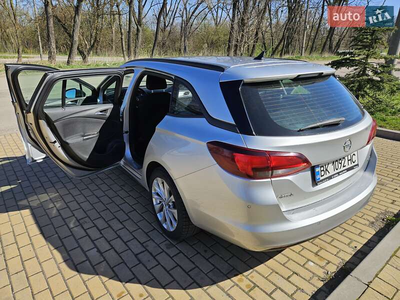 Универсал Opel Astra 2018 в Ровно