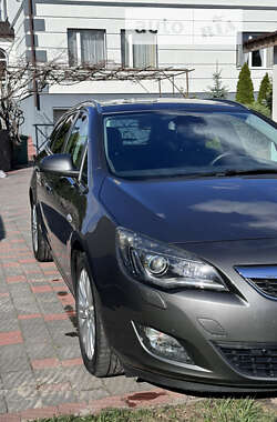 Универсал Opel Astra 2011 в Золочеве
