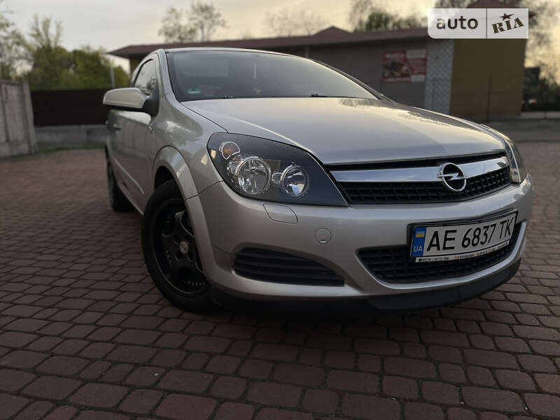 Купе Opel Astra 2009 в Карнаухівці