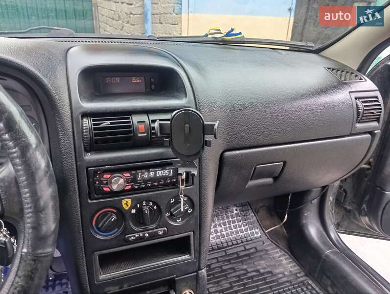 Седан Opel Astra 2001 в Деражне