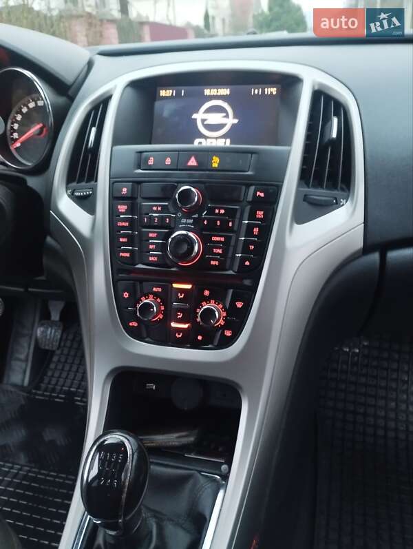 Универсал Opel Astra 2011 в Великом Березном