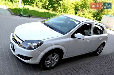 Хэтчбек Opel Astra 2013 в Львове