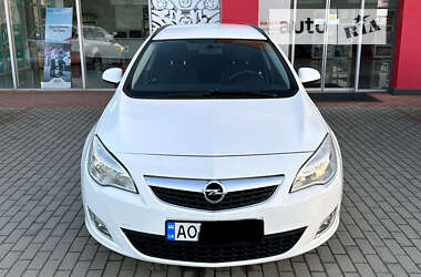 Универсал Opel Astra 2011 в Хусте