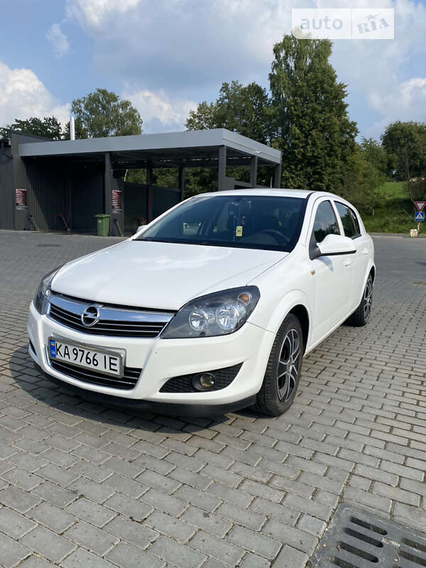 Хэтчбек Opel Astra 2012 в Долине