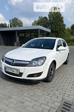 Хэтчбек Opel Astra 2012 в Долине