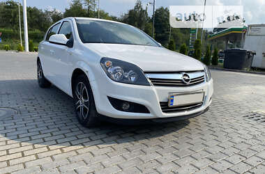 Хэтчбек Opel Astra 2012 в Долине