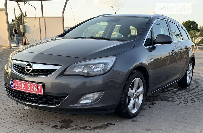 Универсал Opel Astra 2011 в Нововолынске