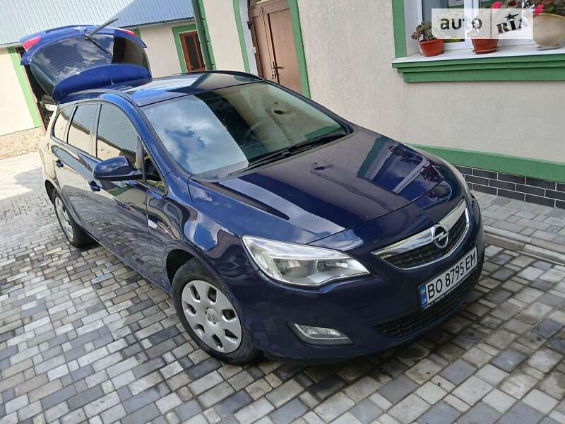 Універсал Opel Astra 2012 в Золочеві