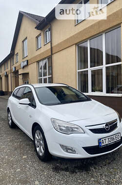 Универсал Opel Astra 2012 в Хусте