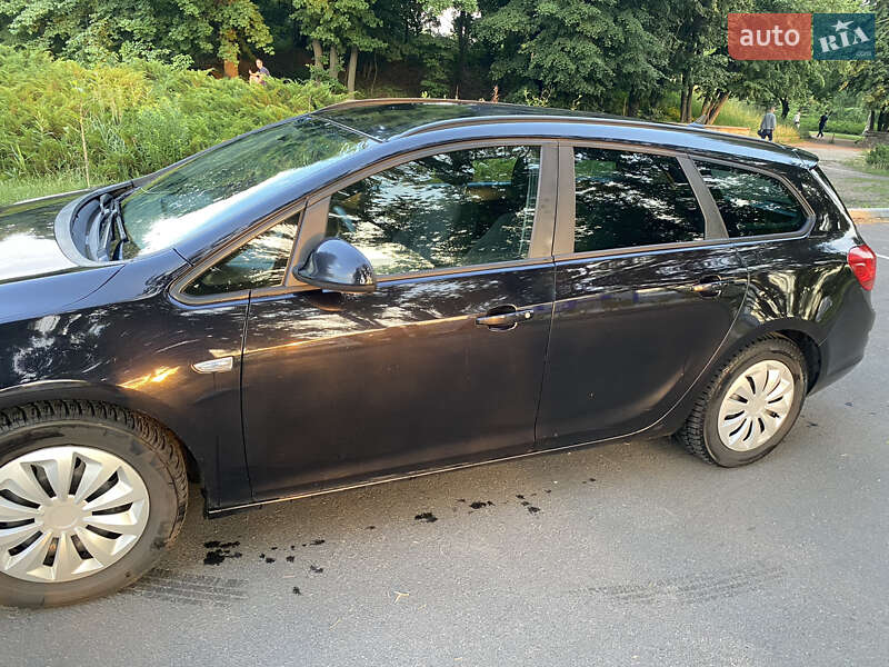 Универсал Opel Astra 2011 в Черкассах