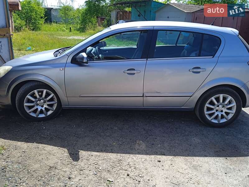 Хэтчбек Opel Astra 2004 в Новом Роздоле