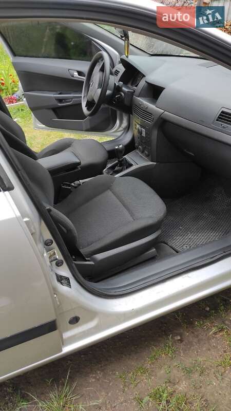 Універсал Opel Astra 2004 в Чернівцях