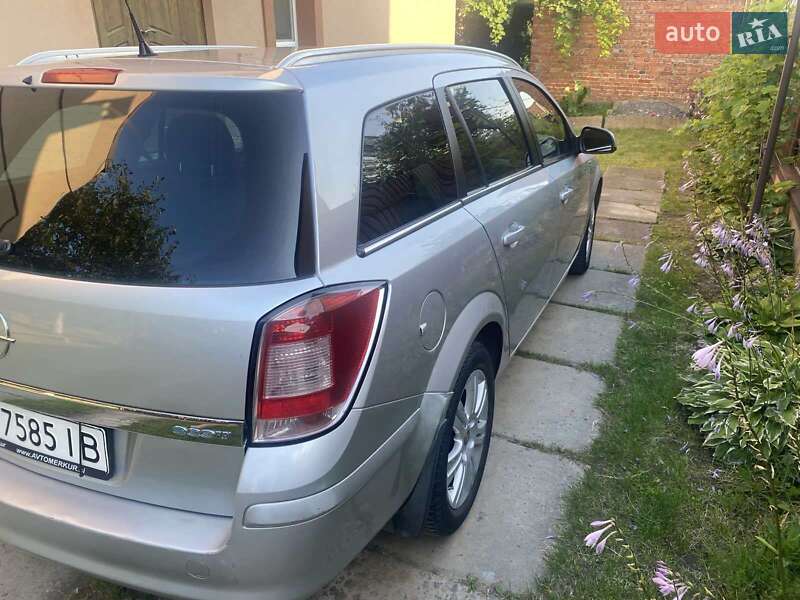Универсал Opel Astra 2010 в Львове