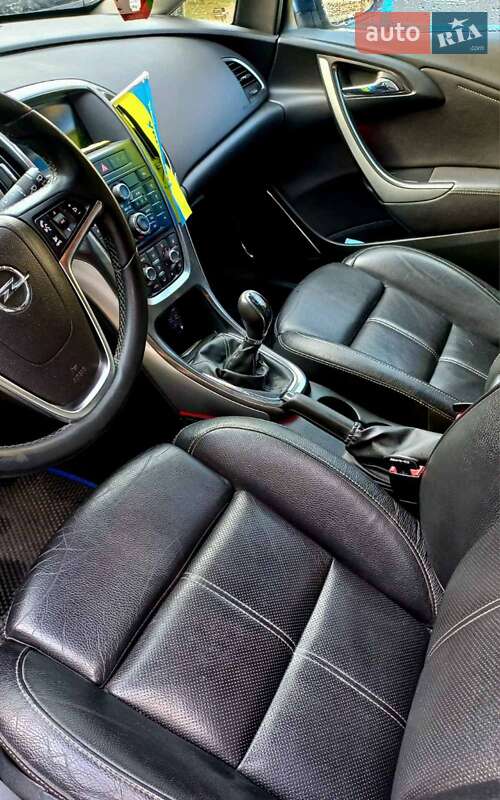 Універсал Opel Astra 2011 в Сарнах