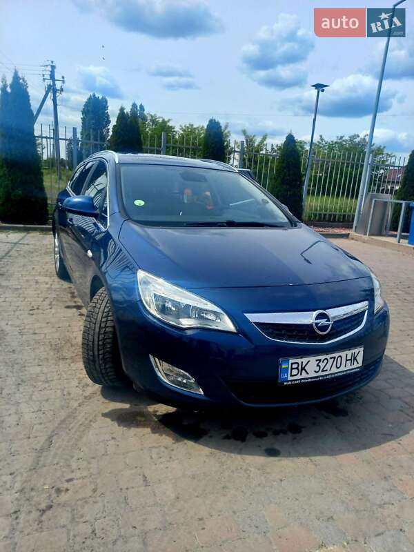 Універсал Opel Astra 2011 в Сарнах