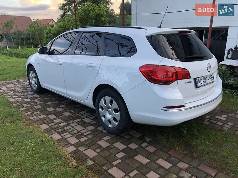 Універсал Opel Astra 2012 в Тячеві