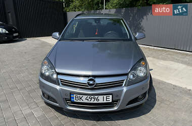 Універсал Opel Astra 2010 в Рівному