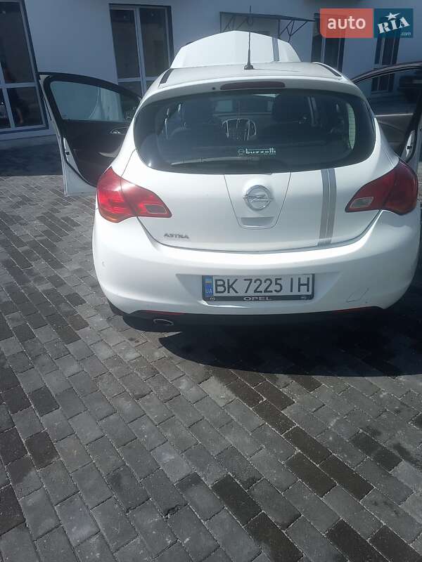 Хэтчбек Opel Astra 2012 в Дубно