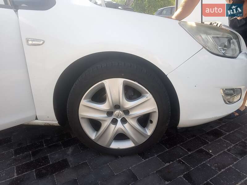 Хэтчбек Opel Astra 2012 в Дубно