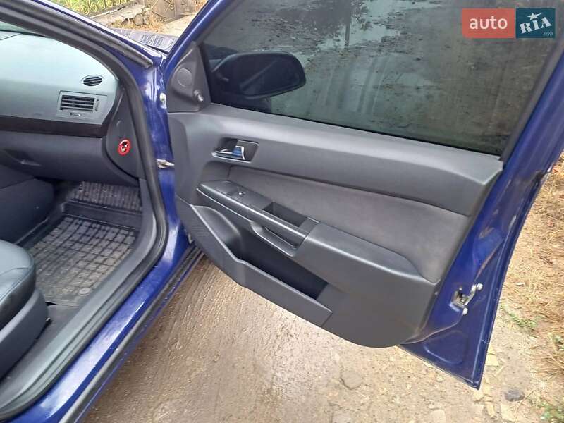 Хэтчбек Opel Astra 2008 в Ямполе