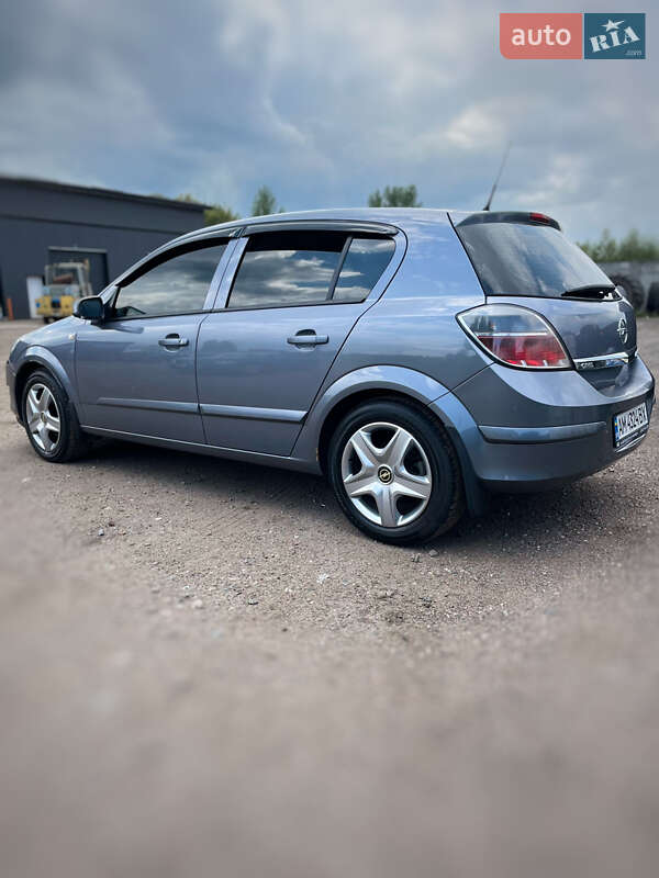 Хэтчбек Opel Astra 2007 в Житомире
