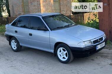 Седан Opel Astra 1994 в Лубнах