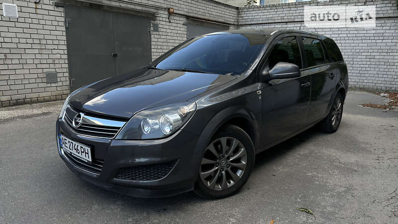 Універсал Opel Astra 2010 в Дніпрі