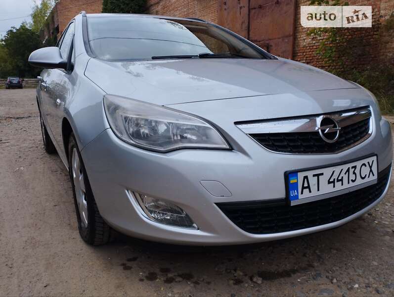 Універсал Opel Astra 2011 в Коломиї