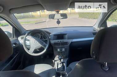 Хэтчбек Opel Astra 2005 в 
