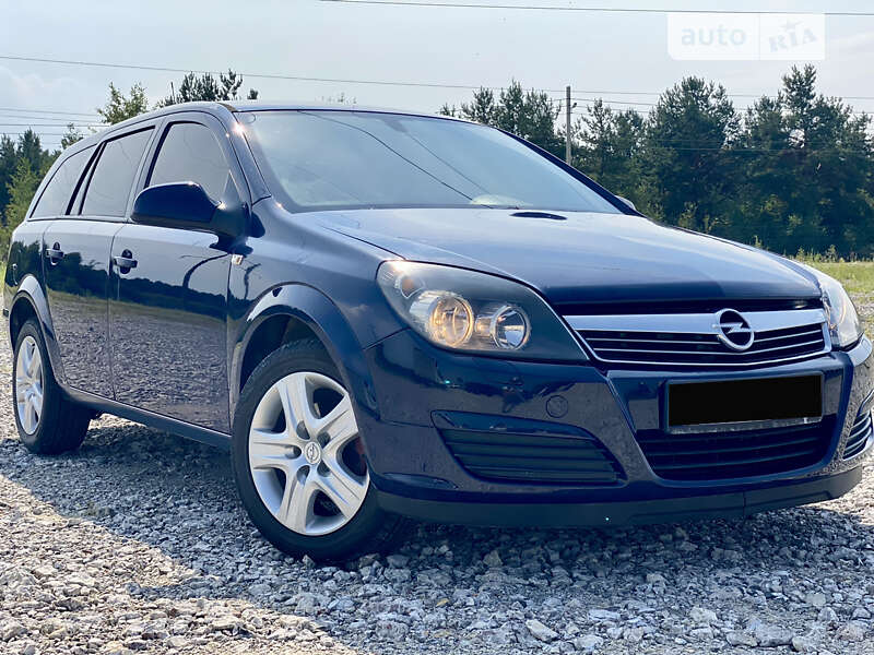 Универсал Opel Astra 2012 в Новояворовске