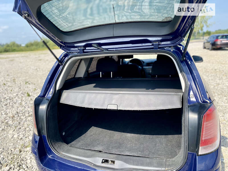 Универсал Opel Astra 2012 в Новояворовске