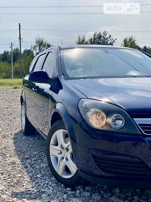 Универсал Opel Astra 2012 в Новояворовске