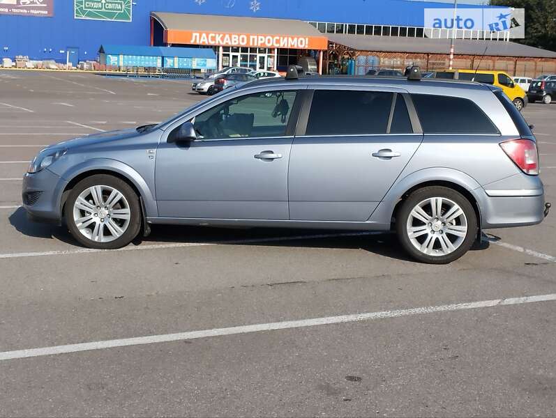 Универсал Opel Astra 2010 в Львове