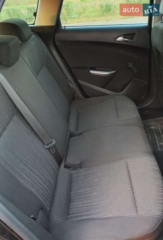 Універсал Opel Astra 2011 в Золочеві