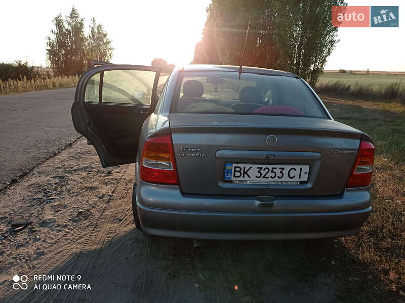 Седан Opel Astra 2006 в Владимирце