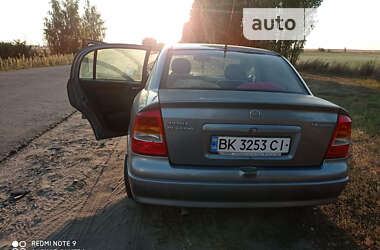 Седан Opel Astra 2006 в Владимирце