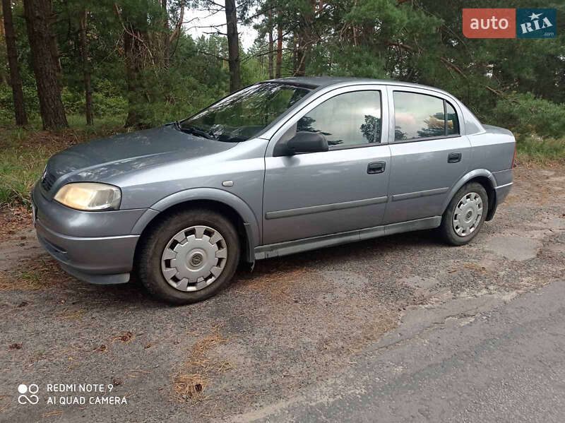 Седан Opel Astra 2006 в Владимирце
