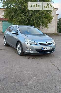 Универсал Opel Astra 2010 в Вараше