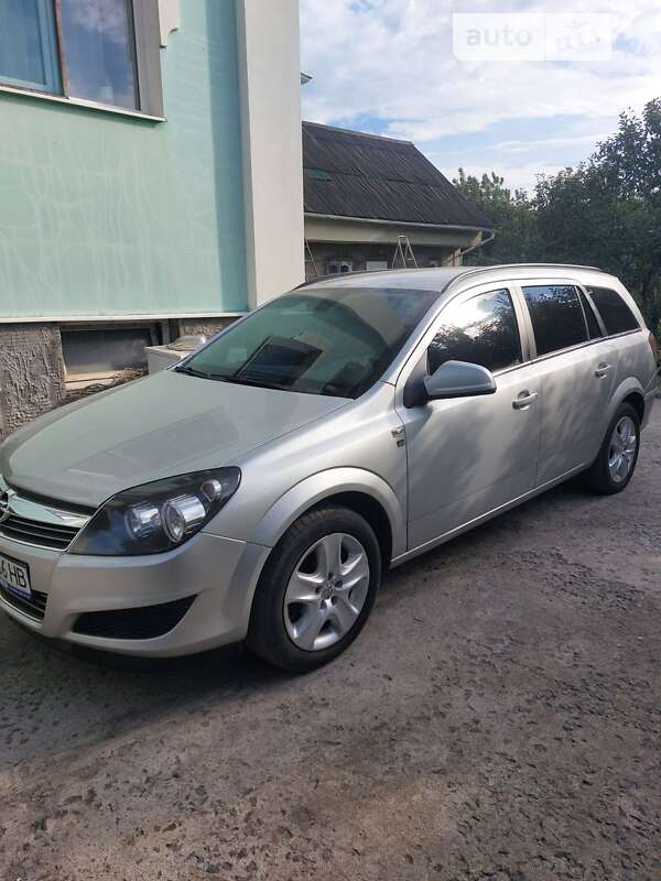 Универсал Opel Astra 2010 в Хмельницком