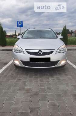 Универсал Opel Astra 2012 в Стрые