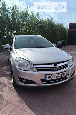 Універсал Opel Astra 2010 в Рівному