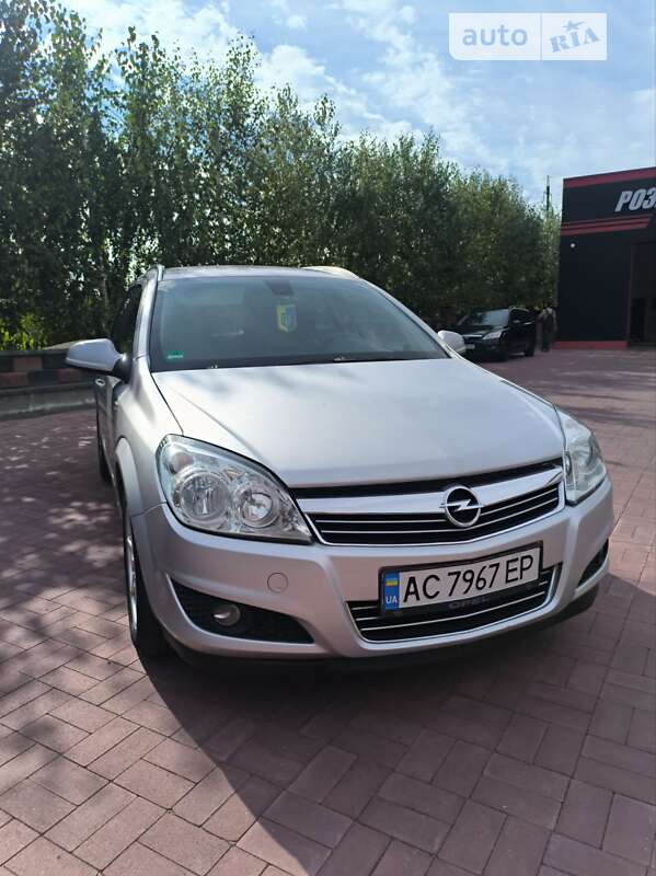 Універсал Opel Astra 2010 в Рівному