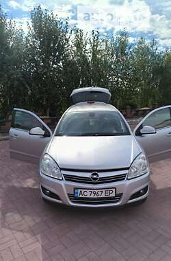 Універсал Opel Astra 2010 в Рівному